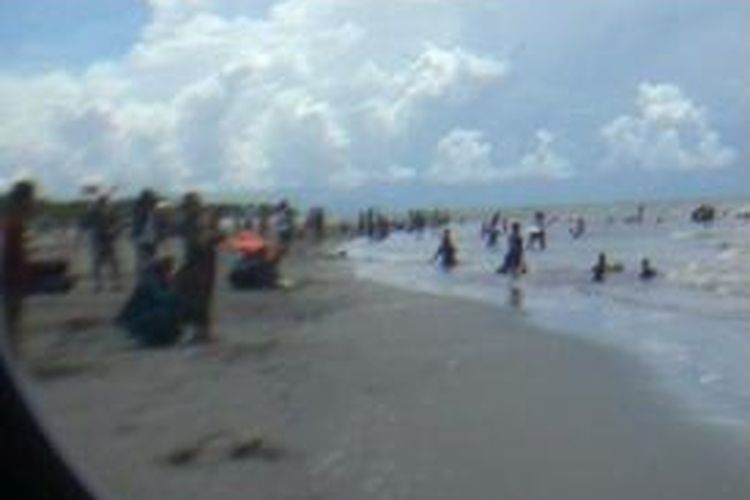 Pantai Wakkae, Kabupaten Pinrang, Sulawesi Selatan, menjadi salah satu tempat mengisi liburan warga kota Pinrang dan sekitarnya.