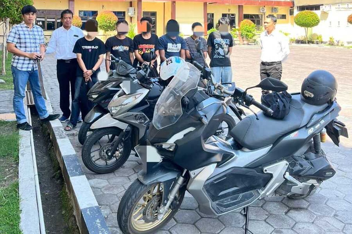 DIAMANKAN WARGA: Warga menyerahkan enam pelajar ke Polres Kulon Progo lantaran curiga para pelajar itu mau bikin onar di wilayah Padukuhan Kalangan, Kalurahan Bumirejo, Kapanewon Lendah, Kabupaten Kulon Progo, Daerah Istimewa Yogyakarta (DIY), Senin (12/8/2024).