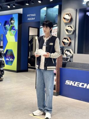 Hwang In Yeop memadukan kaus hitam polos dengan celana bahan hitam yang memiliki potongan slim fit.