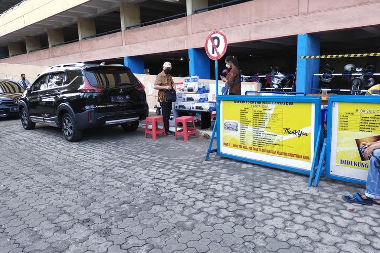 Sebagian Pedagang Menjual Elektronik di Luar Gedung Hi-Tech Mall, Tepatnya di Samping Kiri, Jum'at (20/08/2021).