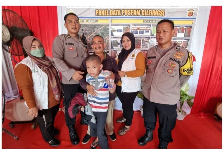 Momen haru terjadi saat seorang pemudik dipertemukan dengan anaknya yang terpisah sejauh 4 kilometer di Jalur Transyogi, Cileungsi-Jonggol, Kabupaten Bogor, Jawa Barat, Kamis (20/4/2023)