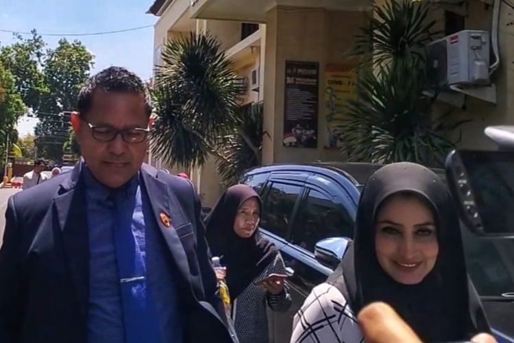 Istri Wali Kota Bima Eliya usai keluar dari pemeriksaan KPK di Mapolda NTB