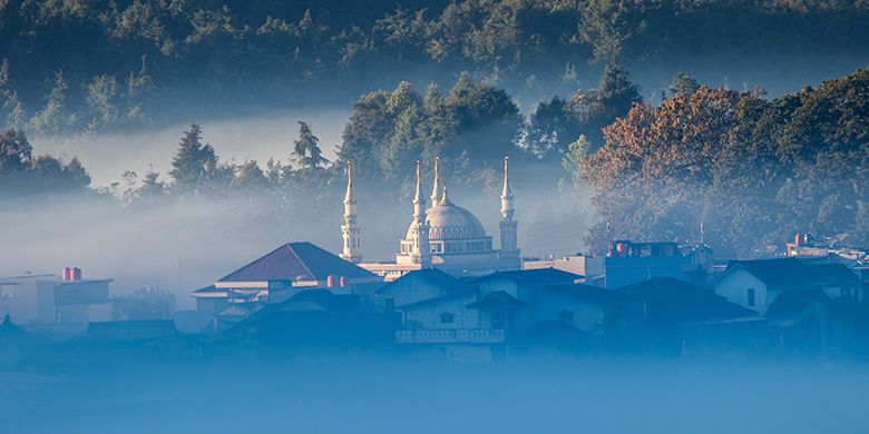 Sebuah masjid di Dieng yang tampak seperti berada di atas awan.