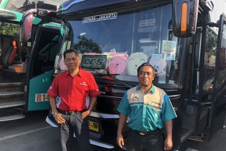 Sugianto (58) sopir bus antar kota antar provinsi (AKAP) Jepara-Jakarta ditemui di Terminal Kalideres, Jakarta Barat, Jumat (6/5/2022). Ia bercerita tentang kegundahannya, mesti terus bekerja dan tak bisa merayakan Lebaran 2022 bersama keluarga. 