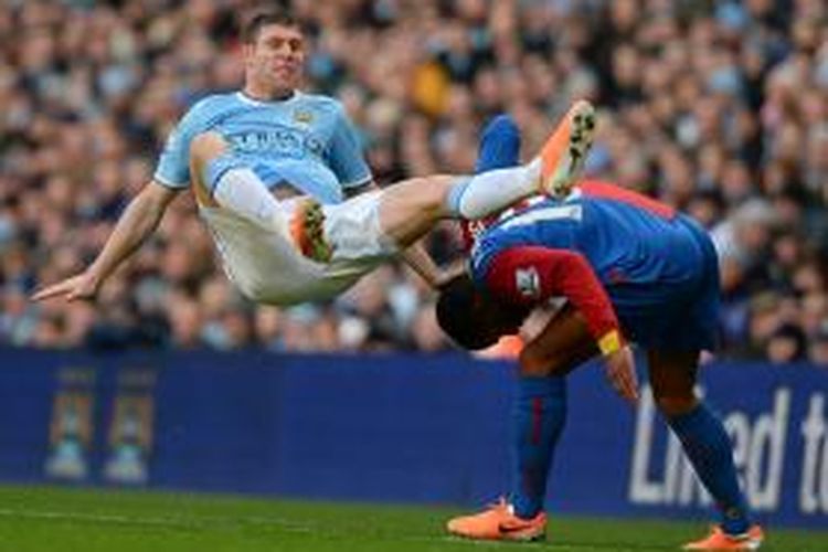 Pemain Manchester City, James Milner, berduel memperebutkan bola dengan pemain Crystal Palace, Jason Puncheon, dalam laga lanjutan Premier League, di Stadion Etihad, Manchester, Sabtu (28/12/2013).