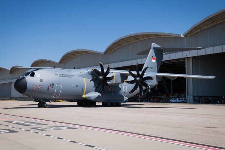 Pesawat angkut militer A400M selesai dicat dengan livery TNI AU di pabrik Airbus di Seville, Spanyol.