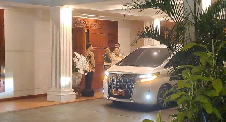Prabowo Cuma Lambaikan 2 Jari Usai MK Tolak Gugatan Anies dan Ganjar, Disebut Butuh Istirahat