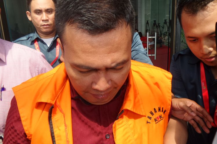 Direktur PT Mahkota Negara Marisi Matondang mengenakan rompi tahanan seusai diperiksa di Gedung KPK Jakarta, Kamis (2/3/2017).