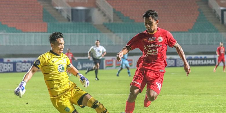 Penyerang Persija Jakarta, Osvaldo Haay, berusaha melewati kiper Persela Lamongan, pada laga lanjutan pekan keempat Liga 1 2021-2022 di Stadion Pakansari Cibinong, Kabupaten Bogor, Jumat (24/9/2021) malam WIB.