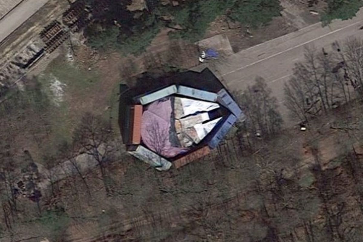 Milenium Falcon, pesawat fiksional dalam serial film Star Wars tertangkap satelit Google Earth saat hendak disembunyikan oleh pihak studio film Longcross di Chertsey, Inggris.