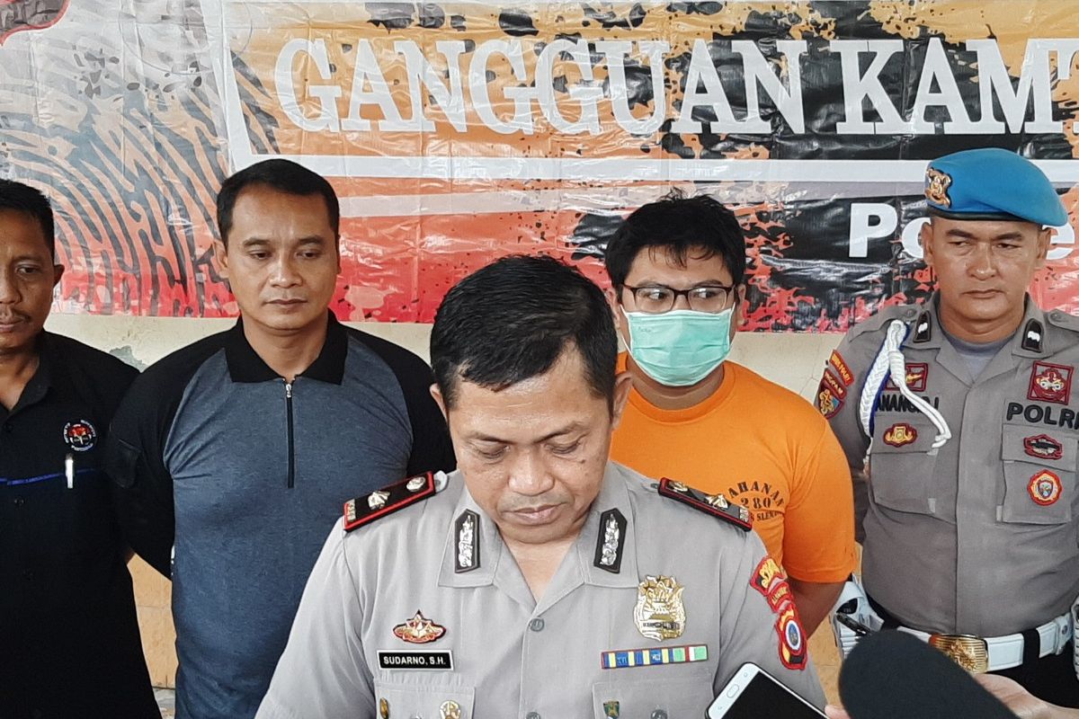 Kapolsek Sleman Kompol Sudarno saat menerangkan terkait pengungkapan praktik prostitusi online. Dihadirkan juga mucikari yang berhasil diamankan, Ismu Sundarto (25) Warga Kecamatan Panggang, Kabupaten Gunungkidul.