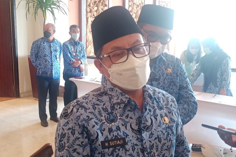 Wali Kota Malang, Sutiaji saat diwawancarai awak media pada Kamis (17/2/2022) di Hotel Atria. 