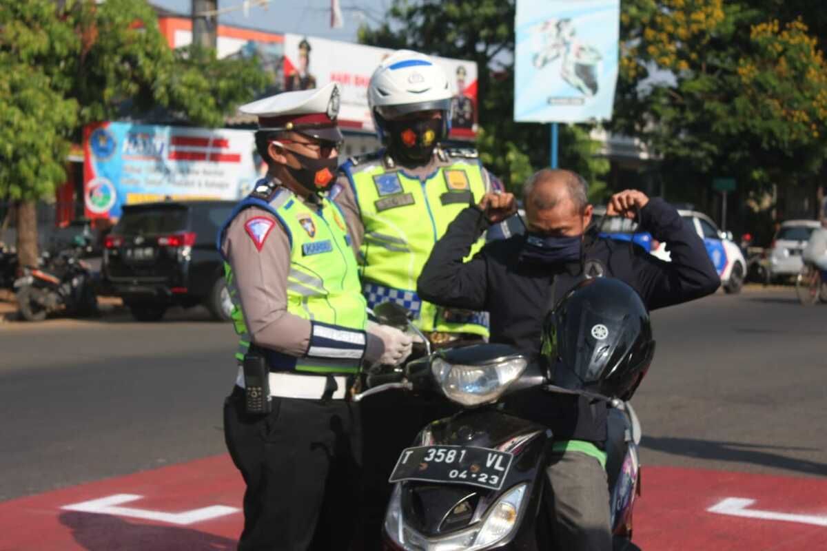 Pada Operasi Patuh Lodaya 2020 polisi di Subang hingga Karawang bagi-bagi masker kepada masyarakat.