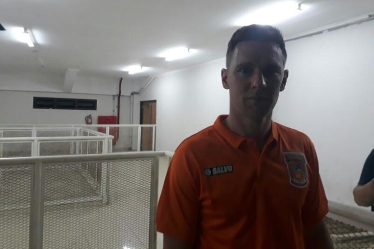 Penyerang Borneo FC, Shane Smeltz, berpose usai timnya bermain imbang 2-2 melawan PS TNI pada pertandingan Liga 1 di Stadion Pakansari, Cibinong, Senin (17/4/2017).