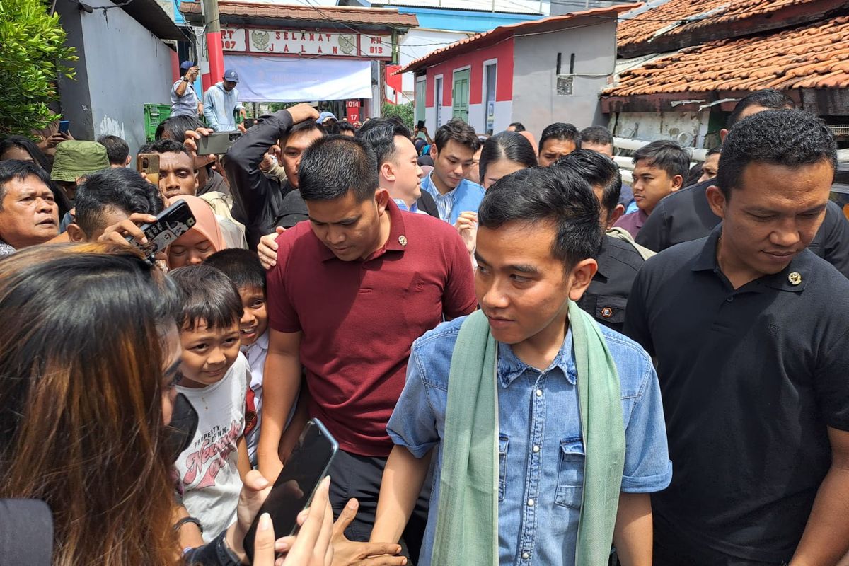 Cawapres nomor urut 2 Gibran Rakabuming Raka blusukan di Jakarta Utara, Selasa (16/1/2024). 