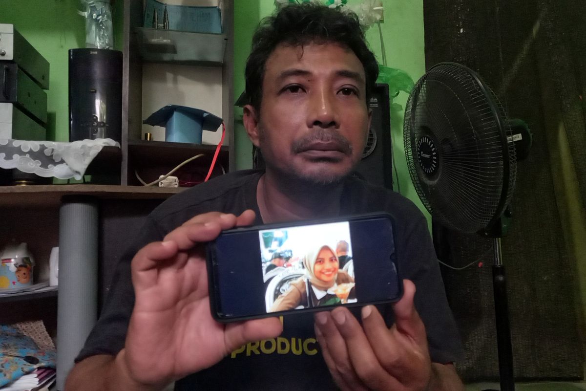 Pariono menunjukkan foto anak kandungnya Mahira, mahasiswi FISIP USU yang ditemukan tewas misterius di rumahnya pada Rabu  (3/5/2023). 