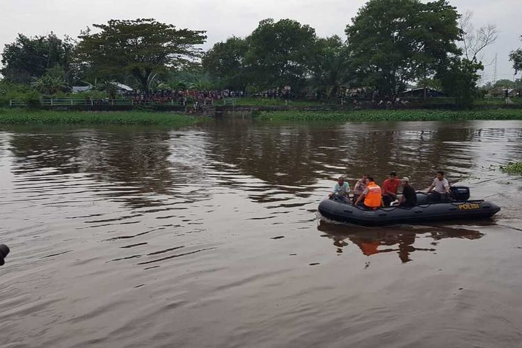 Tim Basarnas Pekanbaru dan kepolisian melakukan pencarian siswa SMA yang tenggelam di Sungai Siak, Kota Pekanbaru, Riau, Kamis (19/12/2019).