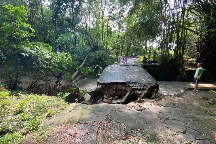 Jembatan penghubung antara Kalurahan Kampung dengan Jurangjero, Kapanewon Ngawen, Gunungkidul. Kamis (4/5/2023)