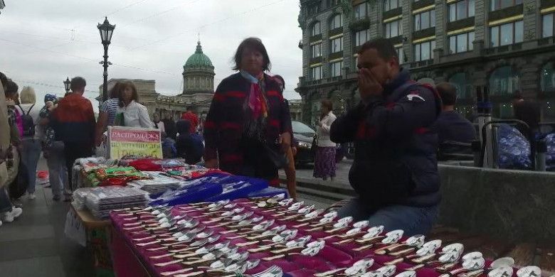 Para pedagang menjual berbagai macam suvenir di street market di Saint Petersburg, Rusia.