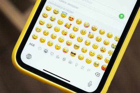Arti Emoji Wajah dengan Tiga Hati dan Bermata “Love”, Apa Bedanya?