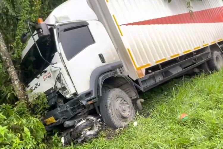 Kecelakaan beruntun terjadi di Sitinjau Lauik, Padang, Kamis (15/4/2021). Dua mobil masuk jurang