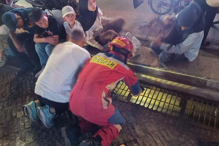 HP Warga Jatuh ke Gorong-gorong Saat Nonton Malam Merdeka di HI, Damkar Evakuasi 15 Menit