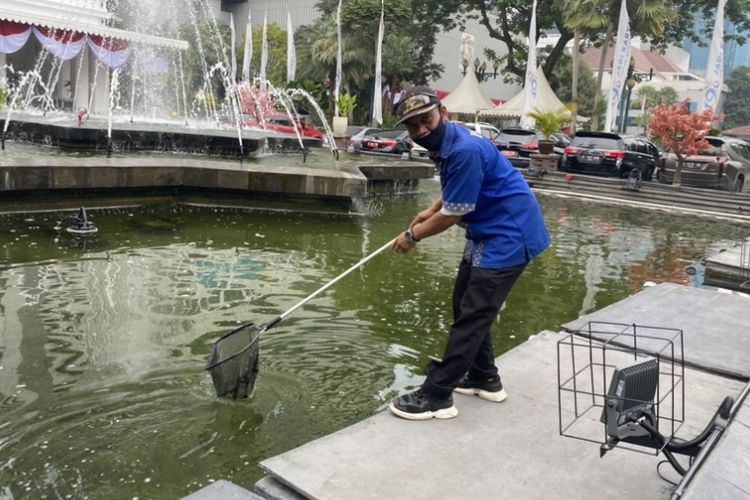 Joni (58), pekerja yang merawat kolam di Balai Kota DKI Jakarta saat ditemui pada Senin (10/7/2023).