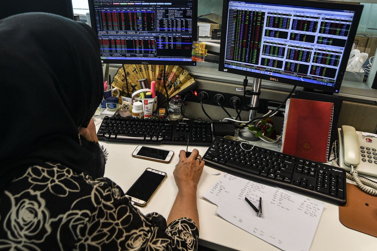Karyawan mengamati pergerakan harga saham di Jakarta, Kamis (11/2/2021). Jelang libur Imlek 2021, Indeks Harga Saham Gabungan (IHSG) ditutup menguat  0,33 persen atau 20,69 poin menjadi 6.222,52. ANTARA FOTO/Muhammad Adimaja/aww. 