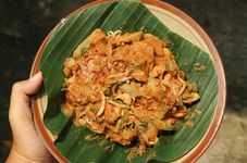 This ‘Gado Gado’ Pushcart is a Hidden Gem in Jakarta’s Menteng District