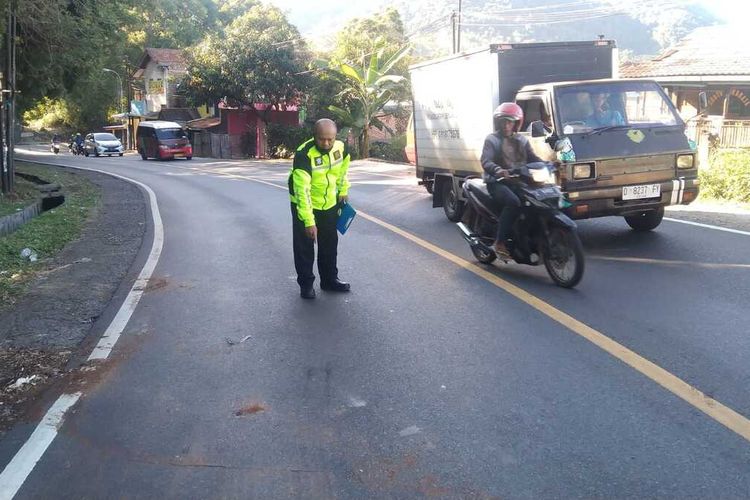 Lokasi tabrak lari yang menewaskan seorang pengendara sepeda motor, Jalan Raya Bandung-Cirebon, Jatinangor, Sumedang, Jawa Barat, Jumat (14/7/2023) pagi. 