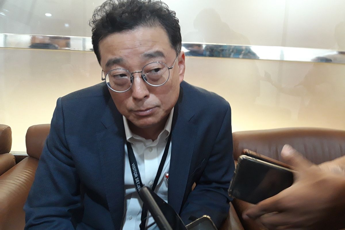 Lee Kang Hyun, warga negara Korea Selatan yang juga menjabat sebagai VP Samsung Indonesia sekaligus Presiden Kamar Dagang dan Industri (Kadin) Korea Selatan ketika ditemui wartawan di Komisi VI DPR RI, di Jakarta, Rabu (4/12/2019).