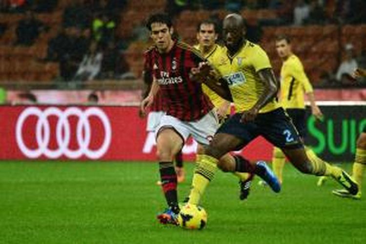 Gelandang AC Milan, Kaka (kiri) saat berebut bola dengan bek Lazio, Ciani pada lanjutan Serie-A di San Siro, Rabu atau Kamis (31/10/2013) dini hari WIB. 