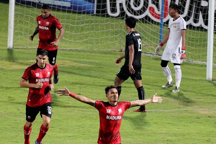 Pemain Madura United, Haris Tuharea merayakan golnya ke gawang Bhayangkara. Laga Madura vs Bhayangkara terjadi di Stadion Bangkalan, Senin (10/2/2020) dalam kompetisi pramusim Piala Gubernur Jatim 2020.