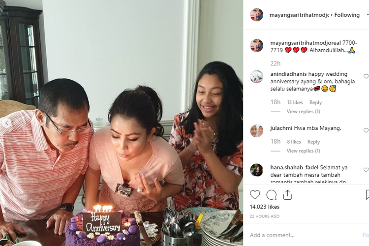 Bambang Trihatmodjo dan Mayangsari meniup lilin kue tart perayaan ulang tahun pernikahan mereka. 
