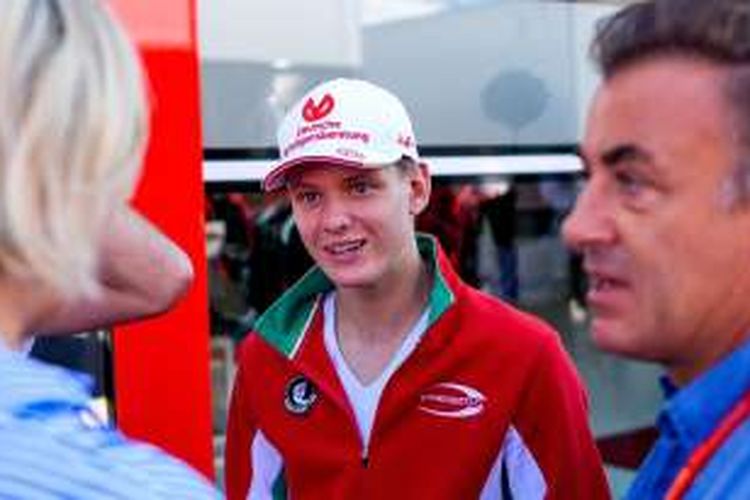 Pebalap Jerman, Mick Schumacher, yang merupakan anak Michael Schumacer, berada di pit Hockenheimring, Jerman, 30 Juli 2016, saat sesi kualifikasi GP Jerman.