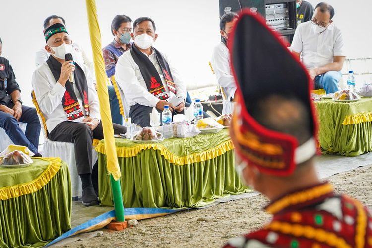 Diskusi terkait pengembangan kualitas produk dan pemasaran kopi antara Menteri Koperasi dan UKM (MenKopUKM) Teten Masduki anggota Koperasi Produsen Gayo Highland di Gudang Proccessing Kopi milik Koperasi Produsen Gayo Highland, di Aceh Tengah, Provinsi DI Aceh, Jumat (25/2).
