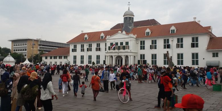 Pengunjung terlihat ramai di pelataran terbuka kompleks Museum Fatahillah, Jakarta Barat, Jumat (30/6/2017).