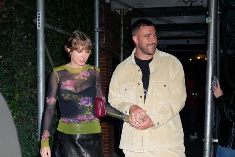 Taylor Swift (kiri) dan Travis Kelce (kanan) sekeluarnya mereka dari makan malam di Waverly Inn pada 15 Oktober 2023 lalu.