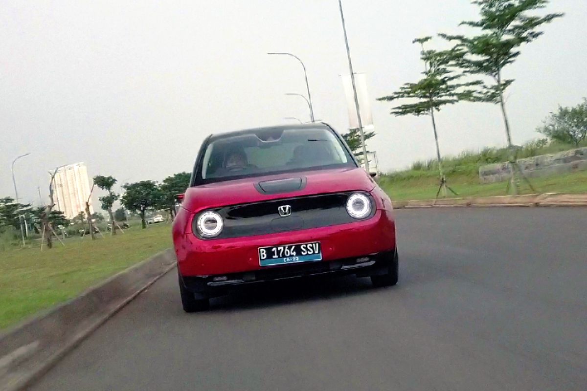 Test drive mobil listrik Honda e di jalan raya