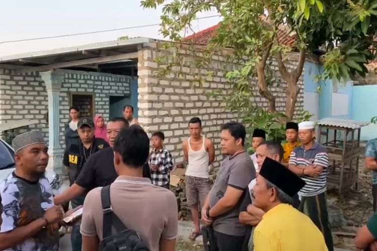 Cekcok warga dengan petugas bea cukai di Desa Tobungan, Kecamatan Galis, Kabupaten Pamekasan, karena petugas akan menyita mesin produksi rokok. Peristiwa ini terjadi pada Minggu (11/8/2024). Video ini viral.