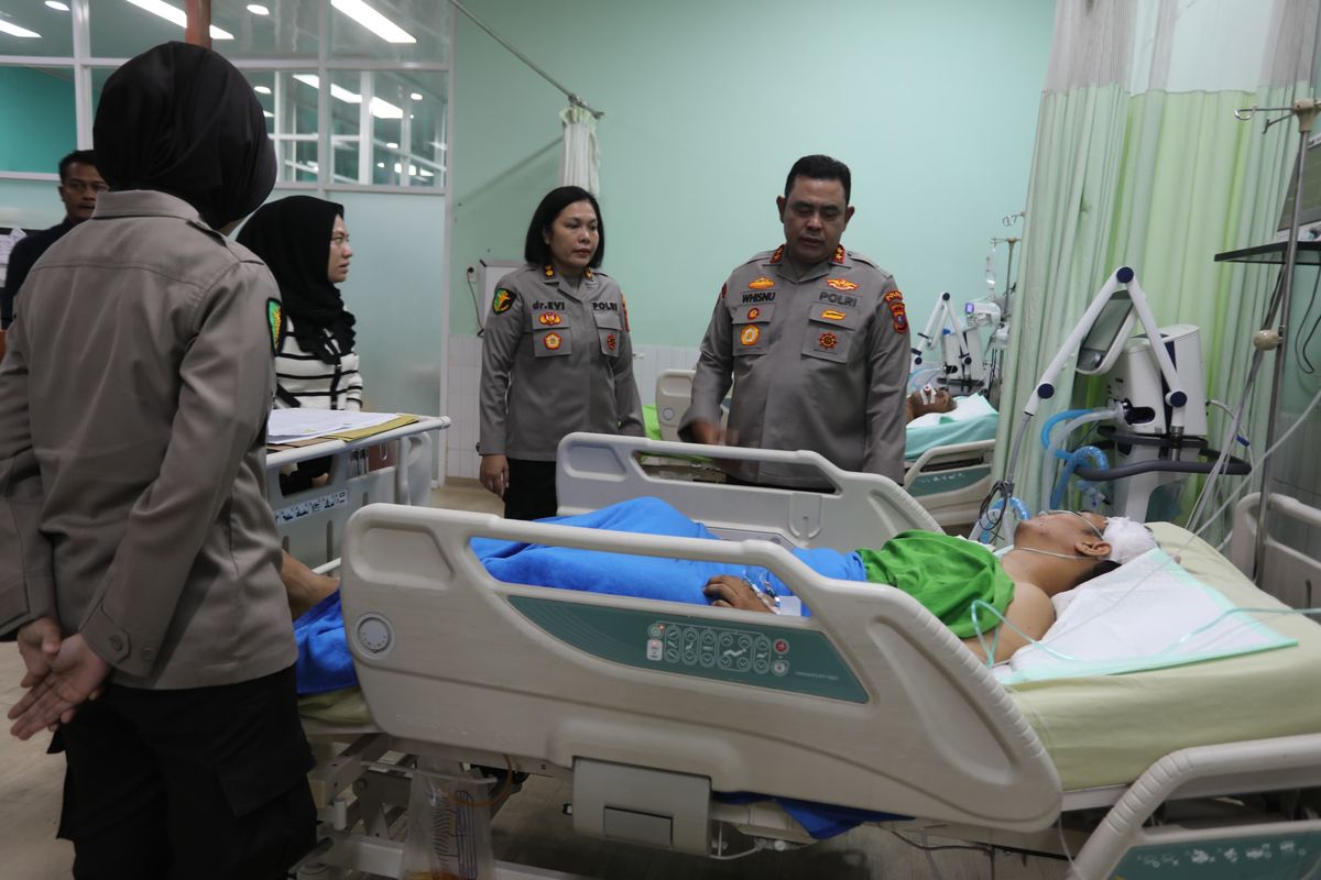 Kapolda Sumut Irjen Pol Whisnu Hermawan Februanto saat menjenguk personil Satresnarkoba Polresta Deli Serdang Bripka Bagus di Rumah Sakit Haji Medan, Kamis (6/2/2025). Bripka Bagus terkena tembakan saat penggerebekan narkoba di Kecamatan Percut Seituan, Deli Serdang, Rabu (5/2/2025)