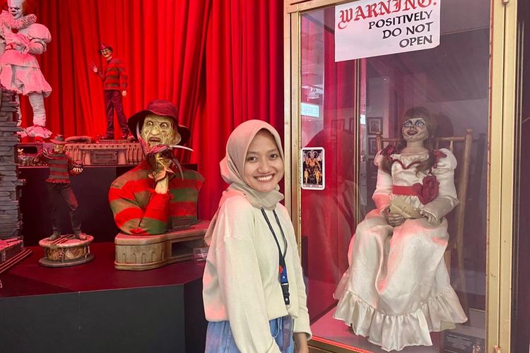 Spot foto di samping Annabelle di Statue 4 Heroes Gallery di Lotte Mall, Kuningan, Jakarta Selatan. 