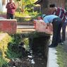 Viral Warga Ambil Minyak Tumpah di Sungai Argasunya Cirebon, 5 Ayam Mati