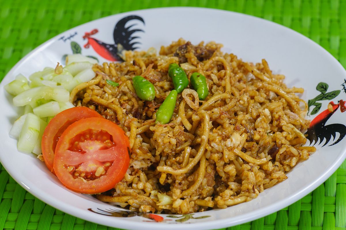 Sepiring nasi goreng Jawa dengan warna cokelat keemasan