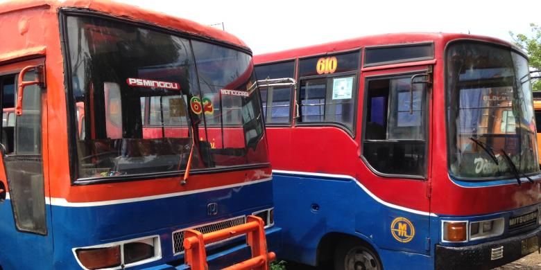 Penampakan armada bus metromini yang diamankan Dinas Perhubungan dan Transportasi DKI Jakarta dan ditampung sementara di Komplek Terminal Bus Rawa Buaya, Jakarta Barat, Selasa (22/12/2015). 














