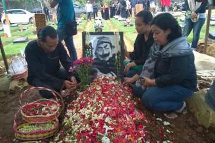 Jenazah drs Suyadi atau lebih dikenal dengan Pak Raden dikebumikan di TPU Jeruk Purut Blok AA II Blad 52, Sabtu (31/10/2015), sekitar pukul 13.00 WIB.