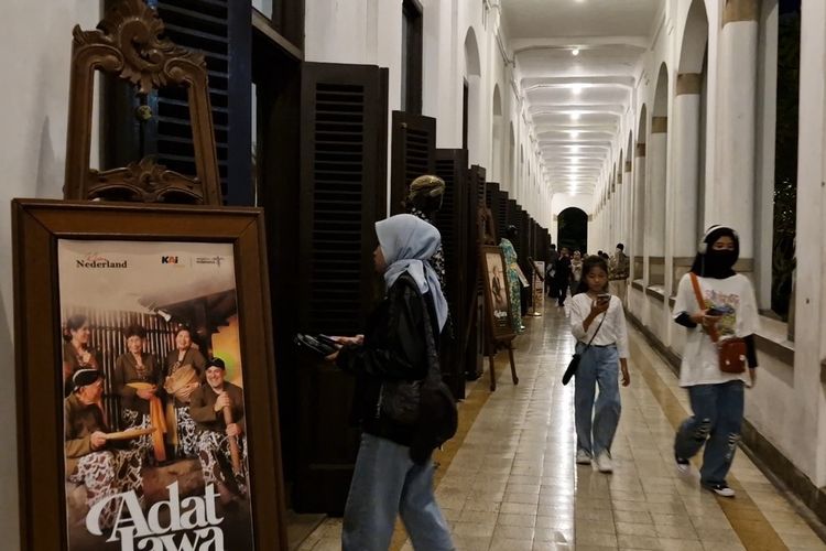 Suasana wisatawan berlibur di ikon wisata Lawang Sewu Semarang, Minggu (14/4/2024) malam.