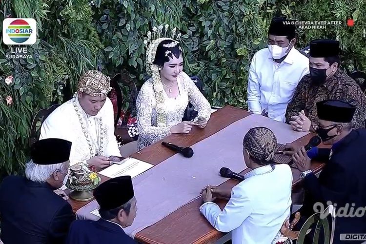 Penyanyi Via Vallen resmi dipinang Chevra Yolandi. Akad menikah digelar di hotel JW Mariott Surabaya, Jawa Timur, Jumat (15/7/2022).  