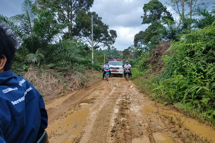 Jalan rusak menuju kawasan transmigrasi Desa Batu Ampar, Kedurang, Bengkulu Selatan
