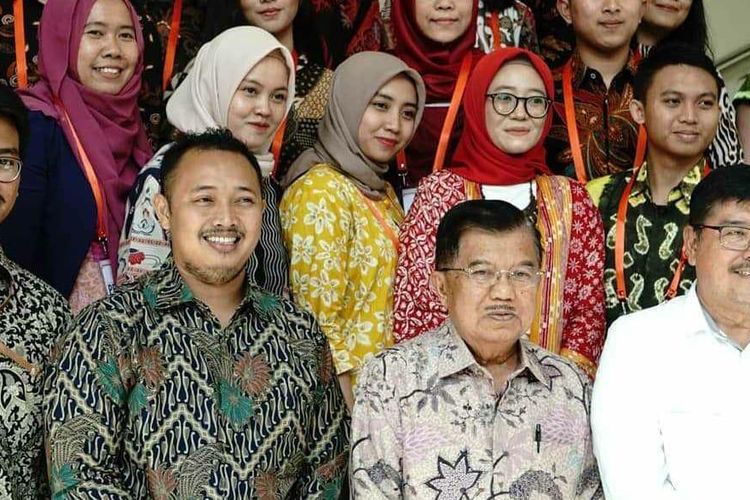 Wakil Presiden Jusuf Kalla (dua dari kanan, bawah) berfoto bersama para penulis di Istana Wakil Presiden, Jakarta, Jumat (11/10/2019).